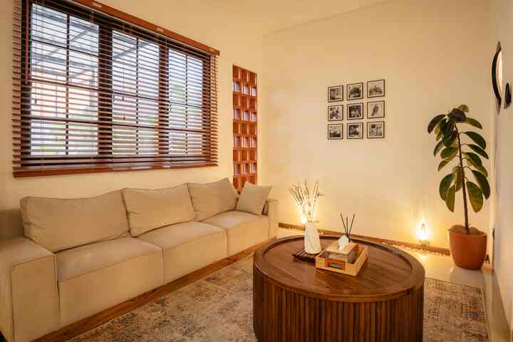 Ambience villa dengan sedikit sentuhan japandi membuat ruang tamu menjadi tempat favorit keluarga kami
#livingroomstyling #livingroomdecor #livingroommakeover #japandi #balebari #rumahkecil #minimalis #depok