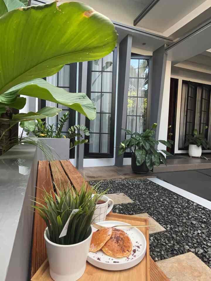 
 
Design taman kecil ini di buat lantai kita buat dari kerikil menurut kita lebih mudah ngerawat aja  dan untuk kursi nya di buat seperti itu agar bisa menampung banyak orang untuk duduk selain itu diperuntukan bagi teman atau tamu yang merokok bisa langsung di sini jadi tidak asap bisa langsung keluar. 
Semoga menginspirasi taman kecil ini. 


#midcenturymodern
#smallgarden
#rumahdeveloper
#decorlowbudget
#tangsel