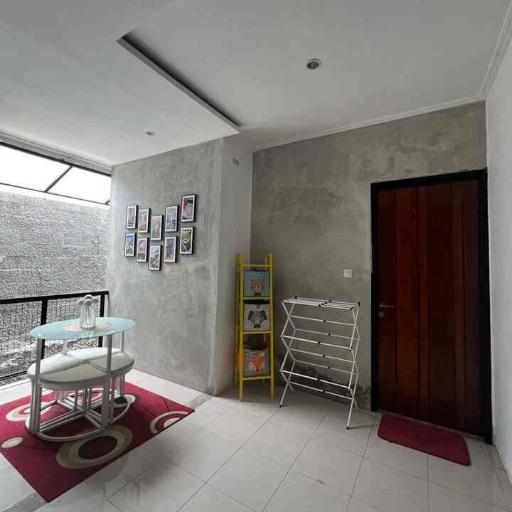 Kusebut ini living room kedua dan privasi bersama suami hehehehe...area ini berada di lt.2 depan kamar, dan area smoking sih buat suami 🤭🤭🤭

Jadi sambil anak-anak sudah tidur, kami bisa ngobrol berjam-jam di area ini ☺️

Dengan menambah dekorasi karpet, bunga artificial bisa membuat ruangan ini sedikit manis, kemudian saya tambahkan lerberg berwarna ngejreng yang on point ketika kita berada di area ini.

Jadi meskipun konsep rumah unfinished atau apa adanya, boleh banget sih menurutku menggunakan sedikit dekorasi yang 'berwarna' hehehe

Gimana menurut teman-teman? Semoga bisa jdi inspirasi yah thank you ☺️

#rumahindustrial
#unfinished
#livingroomstyling
#livingroomdecor
#livingroommakeover
#rumahyuqibam