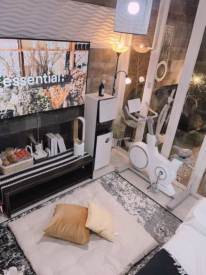 living room di rumah ini berada dipinggir taman belakang, tempat yang sering digunakan untuk kumpul keluarga kecil kami.

furniture yg kami gunakan cukup beragam dari mulai kursi, coffee table, aksesoris pelengkap ruangan, rak putih, ada dispenser juga sama alat olahraga,,(karena blm memiliki ruangan khusus buat olahraga) jd bisa olahraga sambil nonton tv🤭

#livingroomstyling #livingroomdecor #livingroommakeover #livingroom #modernminimalist #minimalist #rumahdeveloper #rumahmungil 