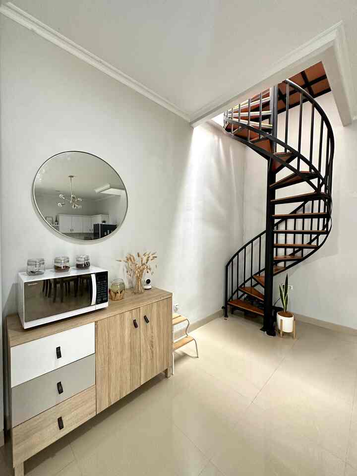 Area ini awalnya dibiarkan kosong saja tapi beberapa kali setiap melihat ke arah sini seperti hampa dan ada yg kurang 😅 akhirnya memutuskan menata sederhana dengan meletakkan lemari diikuti dengan sedikit perintilan dan microwave karena area ini masih berada di sekitaran dining room 

#decorlowbudget #minimalist #homestyling #makeover #stairs