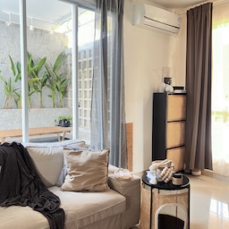 Selamat Pagi Tetangga O! House
Ambience living room ini diciptakan lebih ke nyaman aja dan juga kami lagi menyicil dekorasi living room ini dengan anyaman rotan karena kami suka perpaduan warna anyaman rotan ditambah dengan warna hitam. Furniture yang kami gunakan rata2 berwarna hitam dan cream agar sesuai dengan warna japandi. Kami memilih furniture tersebut agar memudahkan kami untuk mengupgrade atau mendiy kembali furniture kami dengan rotan. Most of furniture kami, kami beli di IKEA dimana kami dapat dengan mudah merestorasi furniture tersebut.
Beberapa furniture IKEA ini sudah kami restorasi, bisa dilihat di slide 3:
- rak bissa dengan anyaman rotan
- meja gladom dengan anyaman rotan
Nextnya kami akan menambah beberapa anyaman rotan kami ke dalam furniture living room ini. Semoga menginspirasi ya!
#livingroomstyling #livingroomdecor #livingroommakeover #livingroomjapandi #livingroomrotan #furniturerotan