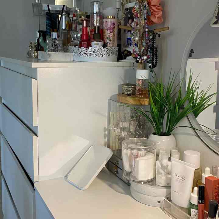 Wardrobe Room ini belum pernah muncul😆 masih seadanya & belum rapih. 
Baru spill dikit2✌🏼
Isinya baru ada lemari yang full kaca (biar terlihat lebih luas), drawer & meja rias dengan ukuran ruangan 2,5x3m. 

#wardroberoominspo #closetroomideas #rumahdeveloper #rumahmungil #petparent #50m2 #inspirasirumah #wardroberoomdecor #roomdecor #roomdecorinspo #decoridea