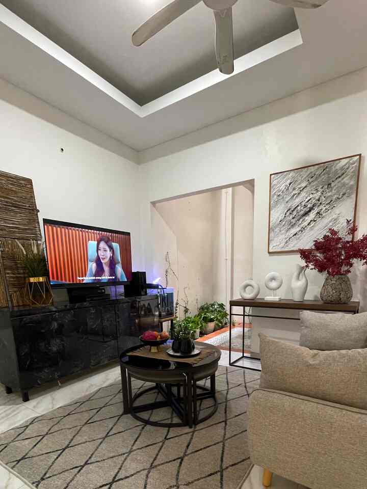 Ruang Keluarga buatku, adalah Jantungnya sebuah rumah selain dapur. Karena tempat ini, tempat persinggahan semua anggota keluarga berkumpul, dari menonton TV, anak- anak bermain game sampai Pak suami bekerjapun di area ini. Dengan, taman kecil diarea ini menjadikan ruangan ini adem, dengan sepoi-sepoi angin yg masuk dr void.  Karena konsepnya minimalis industri, penggunaan warnanya kita ambil unsur kayu, hitam dan abu
#livingroomstyling
#livingroomdexor
#livingroommakeover