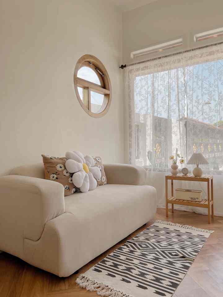 Tips menata livingroom 
Tips simpel bikin livingroom terlihat homey 
Gunakan sofa minimalis dengan warna netral soft aku pilih warna ivory ditambah rug motif bohemian untuk mempermanis suasana ruangan tidak lupa juga rak minimalis untuk menaruh lampu jam & vas bunga 
Semoga menginspirasi 
#livingroomdecor
#livingroomstyling
#livingroommakeover
#koreanhouse
#minimalis