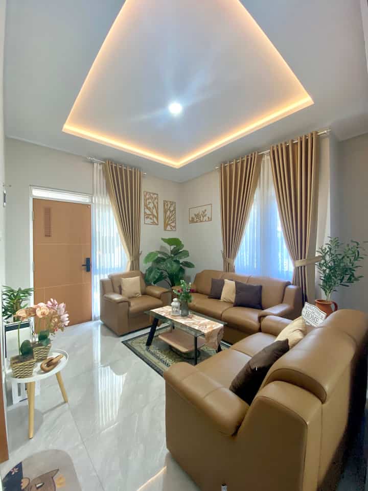 Living room minimalis yang kami usahakan supaya menjadi nyaman dan homey. Disini kami pilih sofa besar dengan nuansa warna yang senada dengan warna pintu, juga ditambahkan hiasan yang senada dengan tone ruangan.

Tidak lupa kami sertakan juga sentuhan warna hijau alami dari tanaman artificial supaya ruangan juga tetap terlihat segar.

#livingroomstyling
#livingroomdecor
#livingroommakeover
#minimalist
#rumahcluster
#rumahdeveloper
#bandung
#livewithkids