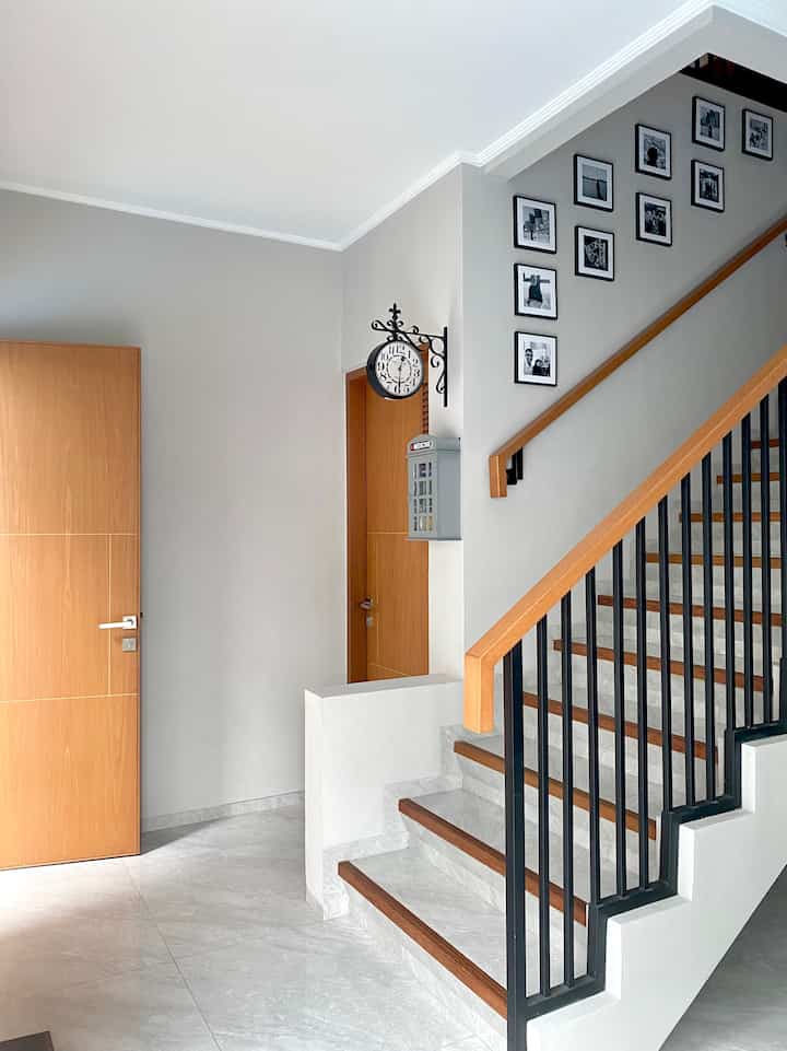 Stairs that make the appearance of our house more aesthetic.
The touch of wood, vintage wall clock and black frame make the stairs even more beautiful.

#stairs
#hallway
#minimalist
#clusterhouse
#developerhome
#Bandung
#livewithkids
#entrance
