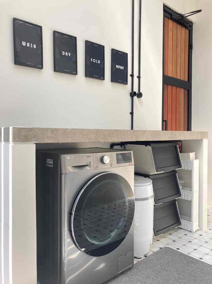 Laundry Room adalah tempat favoritku dirumah setelah Dapur.

Karena impian ku banget punya Laundry Room dirumah. Jadi Cuci baju, jemur baju sampai seterika baju semua dilakukan di Laundry Room ini. 

Dilengkapi dengan sirkulasi udara dan cahaya yang bagus , walau baju dijemur dalam ruangan , baju tersebut akan kering sempurna. 

#laundryroom #industrial #cucibaju #surabaya #laundryroomideas