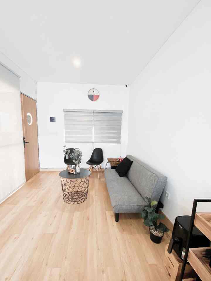 Living Room

di Living room yang tidak cukup luas ini, aku styling gabungan dari Nuansa japandi Black wood. Ruangan ini saya ekspresikan untuk suami. karena di ruang ini tempat berkumpulnya suami dengan rekan kerjanya yg dominan laki-laki. supaya mereka nyaman dalam bekerja.

untuk melengkapi barang di ruangan living room ini saya beli di Dekoruma, informa dan Ace Hardware. 

#livingroomstyling #livingroomdecor #livingroommakeover  #ruangtamujapandi #rumahjapandi #rumahindustrial #rumahsemiindustrial #rumahblackwood