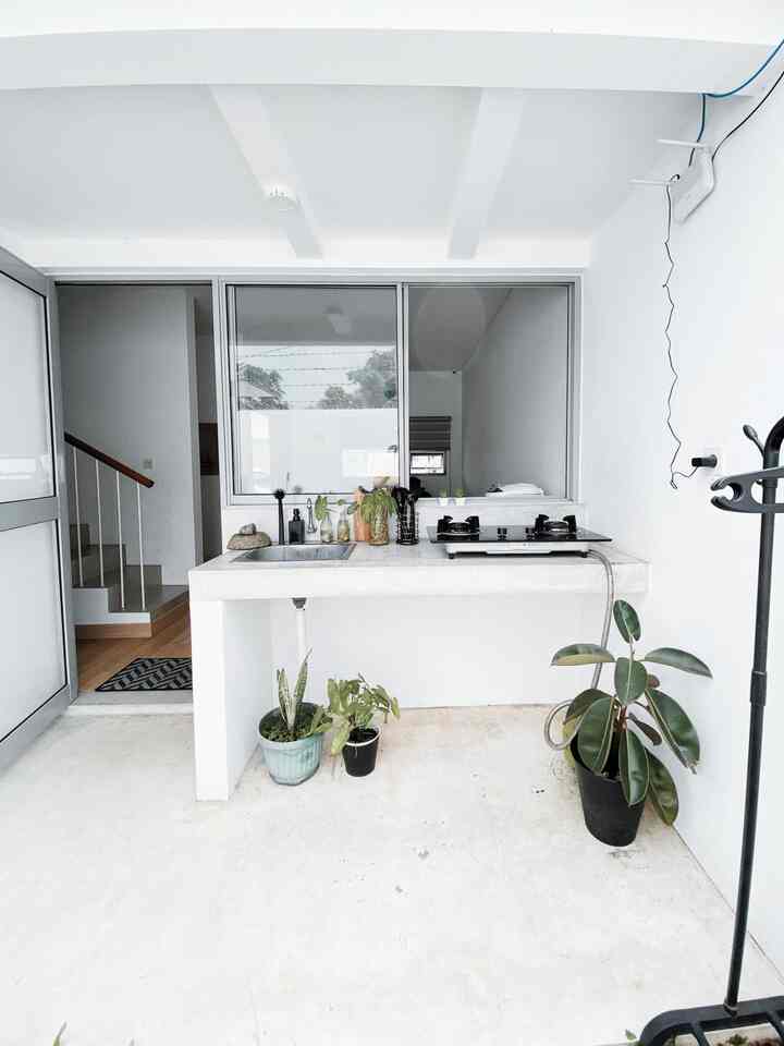 Dapur Segaris

Dapur ini masih dengan Fasad Original bawaan dari developer dan belum di renovasi apapun. 

dengan konsep kitchen yang outdoor menjadikan kalau sedang memasak tidak pengap, memasak dengan udara segar. namun kekurangan dari outdoor kitchen ini adalah kalau anginnya besar, api kompor juga rentan padam. 

#rumahcluster #rumahdeveloper #rumahmungil #dapursegaris #dapuroutdoor 