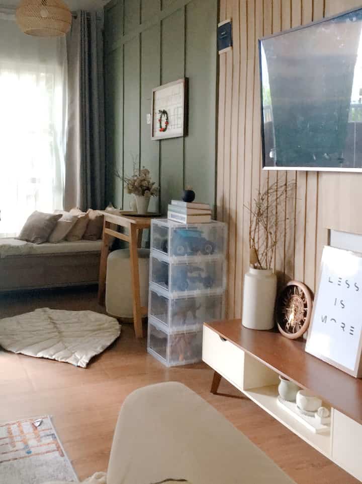 Ruang Tamu serbaguna, letak nya di balik Pintu, jadi semacam foyer gtu😍

#foyer #mudroom #livingroom #scandinavian #roomdecor #homedecor #minimalis