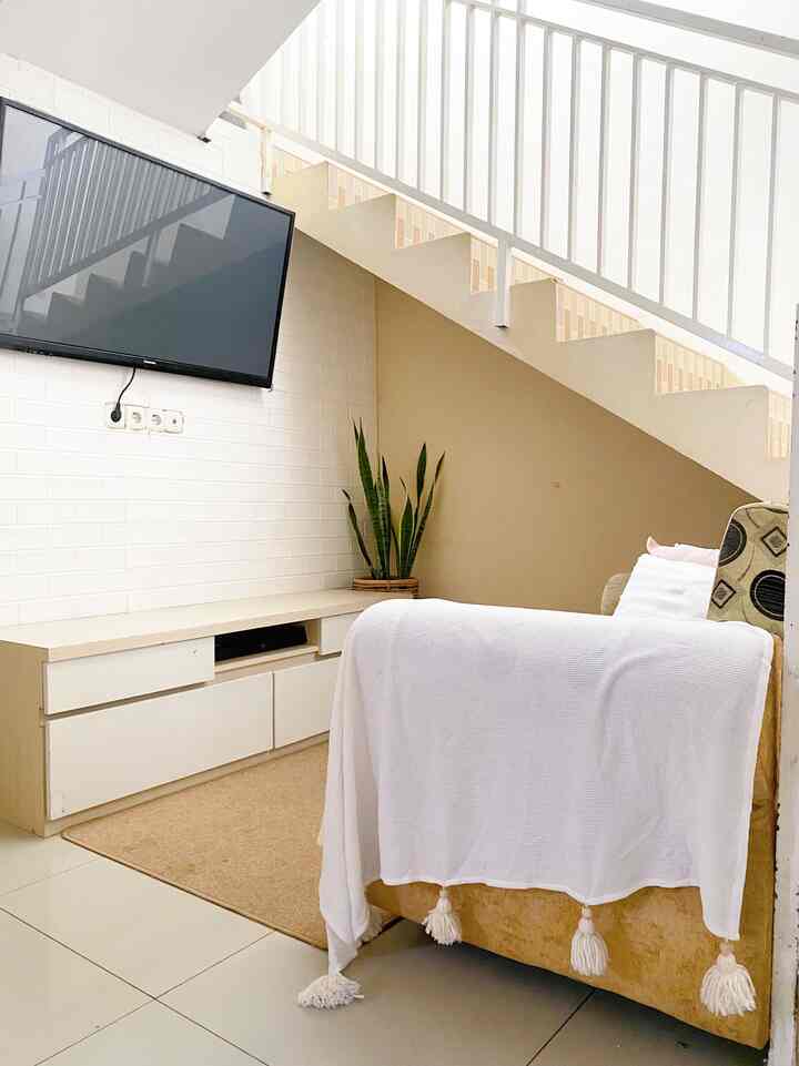 Living room

Kami memanfaatkan space ruangan dibawah tangga untuk livingroom di rumah ini. Ambience yg ingin kami ciptakan di livingroom ini adalah minimalis dengan tidak banyak furniture yg kami gunakan dan tetap menggunakan warna netral yaitu dominan krem.

Karena rumah ini hanya berukuran 72m, jadi kami betul-betul ingin memanfatkan secara maksimal. Tidak banyak furniture yg kami gunakan. Hanya tv beserta meja tv, sofa, karpet dan penambahan meja nakas kecil. 

Penggunaan meja tv dengan banyak laci pun kami manfaatkan untuk bisa meletakkan barang-barang dengan rapih. Begitupun dengan meja nakas kecil di sudut bawah tangga.
Dan sedikit penambahan tanaman di salah satu sudut supaya ruangan ini sedikit hidup. 

#livingroomstyling #livingroomdecor #livingroommakeover #minimalist #japandi #rumahsederhana #bekasi #rumahmungil #72m 

