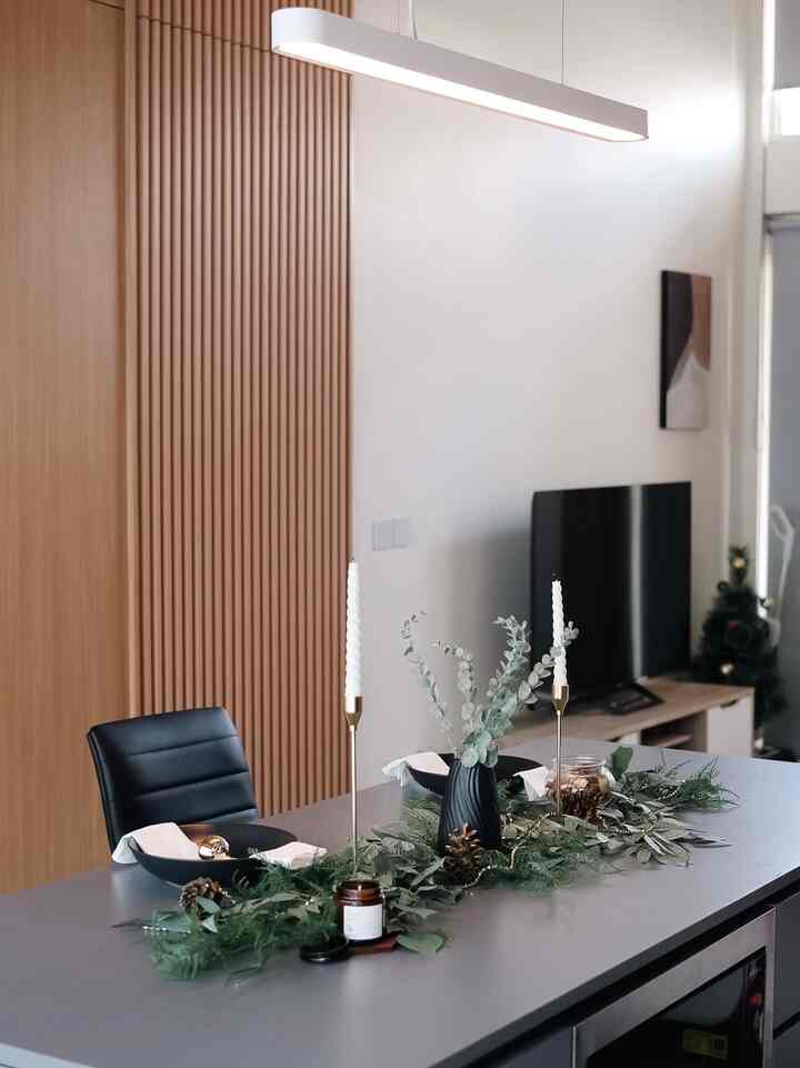 Sengaja bikin dekor yg simple, tp tetep berasa suasana Holiday-nya🎄

Kita cuma set table decor yg ga terlalu colorful dan pasang pohon kecil di pojokan Living Room. Sebenernyaaa pengen tambah dekornya, tapi akhirnya kita pilih dekor simple aja, kenapa? Alasannya pun simple, karena suka diacak-acak anabul🤣
#japandi #ChristmasHomeDecor #ChristmasVibe #ChristmasDecorInspo #petparent