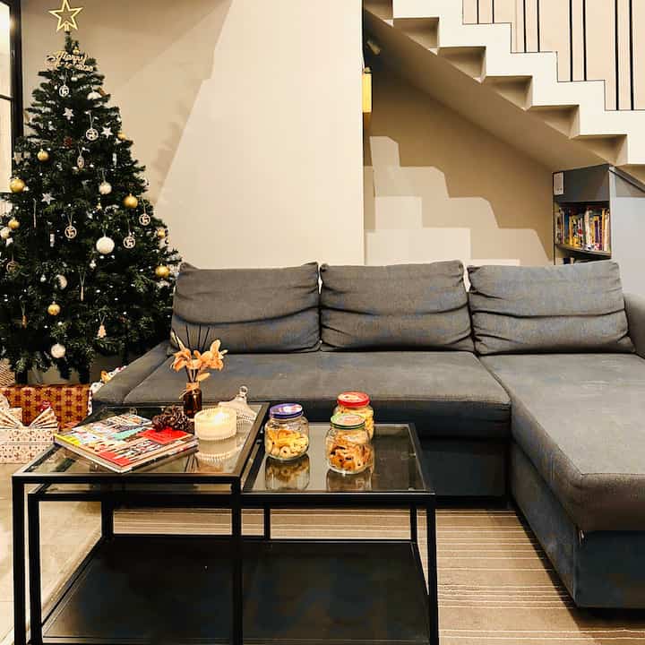 • LIVING ROOM STYLING •
Ini adalah cara aku menata living room di RFL House. Mood yang ingin aku ciptakan di ruangan ini adalah ruangan bergaya scandinavia dengan kesan hangat & nyaman. Agar tidak bosan aku juga seringkali mengubah sedikit dekorasi pada coffee table sesuai dengan event yang akan datang misalnya saja dekorasi kali ini yang bertemakan natal. Disini amu juga akan spill beberapa furniture & benda dekorasi yang aku gunakan ya. Semoga menginspirasi 😊

#livingroomstyling #livingroomdecor #livingroommakeover #scandinavianlivingroom #scandinavianhouse #scandinavian #inspirasilivingroom #livingroominspiration #livingroomidea #livingroomdesain