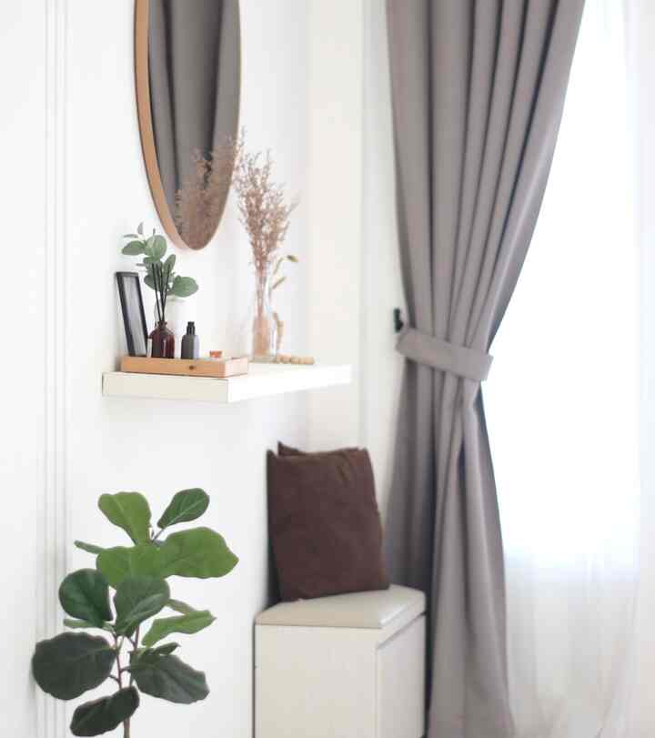 Hi! Ini adalah area selamat datang dirumah kami, atau biasanya orang bilangnya area foyer.
Sebagai titik point saat pertama masuk keruman kami, kamipun menata area ini senyaman mungkin dengan tetap mengoptimalkan fungsi. 

#foyerarea #minimalist #homedecorstyling #japandi #aestheticspot
