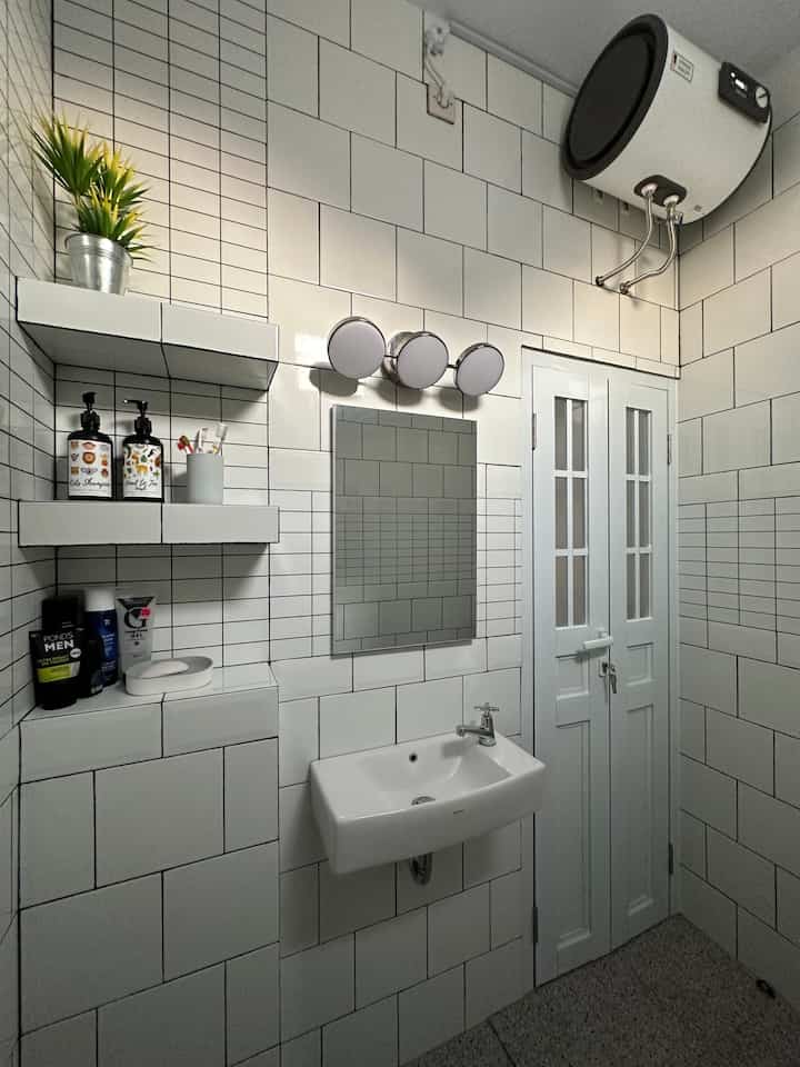 • Kamar Mandi All White •

Hello O!House friends, kamar mandi ini adalah kamar mandi anak di Himfari’s House. Bernuansa serba putih dengan permainan keramik putih yang berbeda-beda ukuran. 

Bagian paling unik dan paling sering ditanyakan adalah pintu kamar mandi double door di sini. Pintu ini custom made dengan ukuran tinggi 1,8m dan lebar masing-masing daun pintu 30cm. 

Kamar mandi ini berukuran sekitar 1,3 x 1,8 meter. Kecil namun sudah cukup memenuhi kebutuhan kami dengan water heater 15 liter, wastafel, closet dan shower dengan 3 output.

#bathroom #homedecor #homestyling #interiorstyling #smallbathroom #kamarmandi #tinybathroom