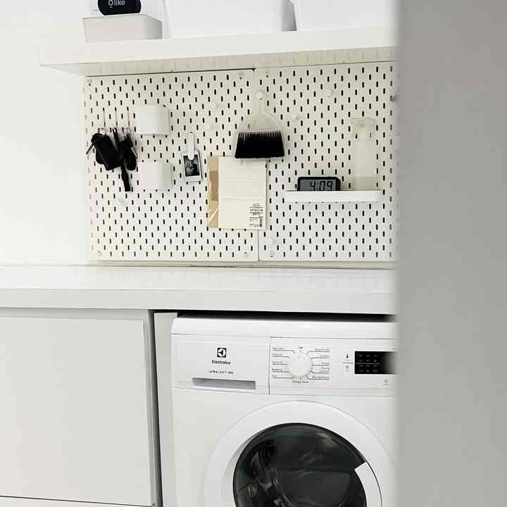 Saat pemilihan warna pada kabinet laundry, kami sengaja memilih putih mengikuti warna mesin cuci. Kami menggunakan HPL Carta warna putih pada finishing kabinet ini. 

#laundryroom #whitedecor #minimalis #laundrydesignideas #roomdecorideas
