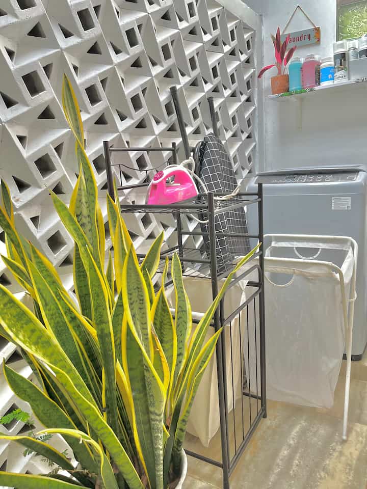 ランドリールームに一列のスペースを使用しているので、私の洗濯物はミニマリストです 🥰 アイロン機がここにあるので、毎日の私の作業スペースの 1 つです。ここでは、汚れた服を置く棚と、きれいな服を置く棚の 2 つを飾り、見た目がすっきりします。ランドリールームの装飾の内容をこぼしてしまいましたが、お役に立てれば幸いです☺️



#ランドリー #laundryroom #minimalist #keranjangbajuestetik #dekorasilaundry #keranjangbaju #inspirasiruanglaundry