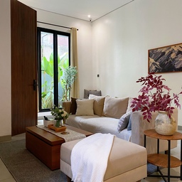 Living room ini ditata agar tercipta suasana hangat dan nyaman, dengan beberapa bantal sofa , dan rug sebagai teritori living room pada area open space ini.
#livingroomstyling
#livingroomdecor
#livingroommakeover