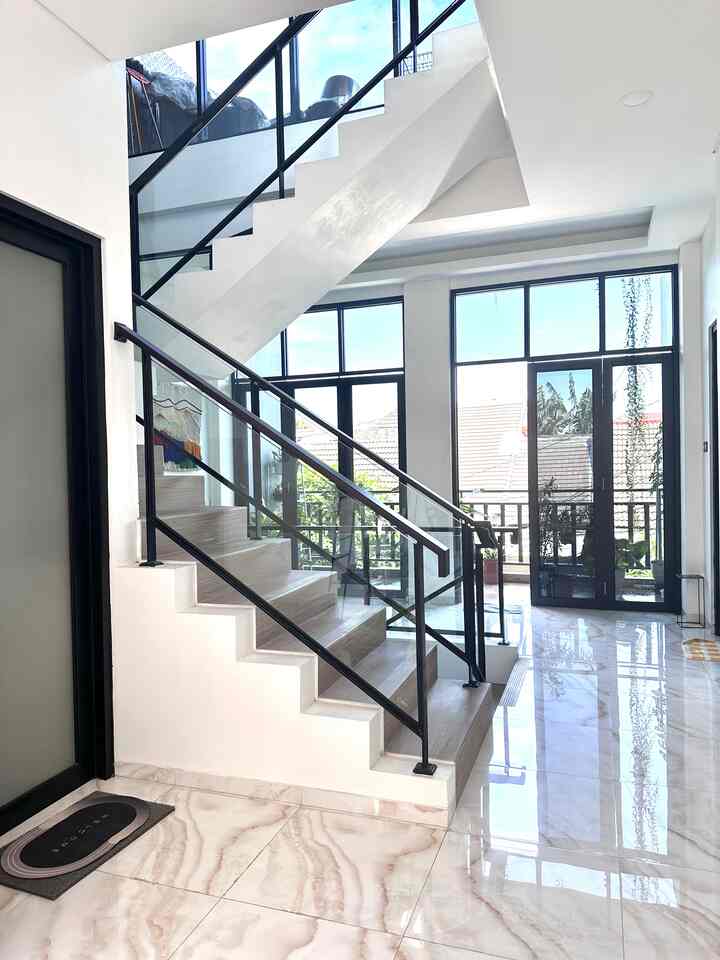 Rumah Khayalan,di lantai 2 ini hanya terdiri dari 2 kamar anak, kamar ART, Kamar Mandi. Pada saat membangun rumah ini, pengen punya rumah yg penuh dengan jendela agar memiiliki ventilasi udara dan sinar matahari yang cukup. Jadilah area ini kita bikin pintu ljpat yang mengarah ke balkon agar tiap pagi pertukaran udara bisa berganti. 
#minimalis
#jendelarumahaluminium
#pintulipataluminiumminjmalis
#idejendelarumah
#homeinspiration
#idedekorasirumah
