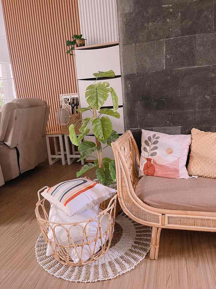 pertama masuk rumah ini yang akan dilihat dibagian voyer adalah benda benda ini (kursi rotan 3 seat, bantal sofa dengan sarung bantal senada, pohon monstera artificial yg membuat ruangan terlihat lebih hidup, dan keranjang buat menyimpan bantal yg tidak terpakai dialasi Rug anyaman bulat) 

#livingroomstyling 
#livingroomdecor
#livingroommakeover
#rumahminimalist 
#minimalist
#rumahdeveloper
#bandung 
#rumahmungil