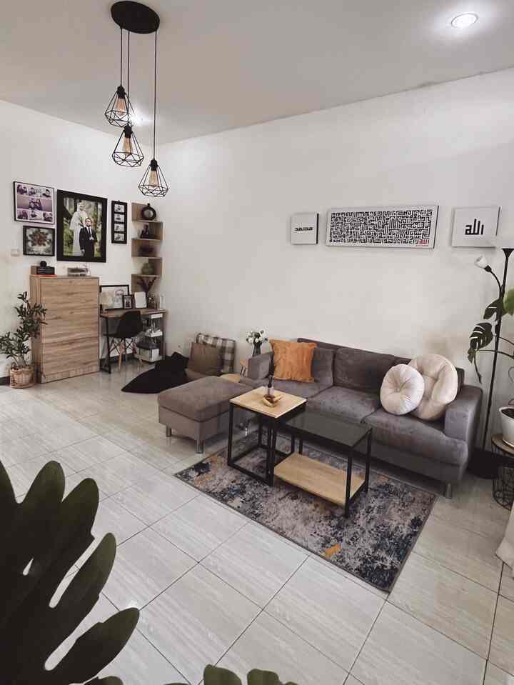 📺 Styling Living Room and Home Office in One Room ✨

Punya sisa space di Living Room? Bisa coba dijadikan mini working space seperti di rumah kami. Agar area kerja tidak terkesan berantakan, pastikan setiap barang memiliki tempatnya ya. 

Berikan dekorasi dengan warna senada agar tiap ruangan bisa melebur seperti satu kesatuan. Untuk aksen di #muslimhom, kami memilih tema black and wood. 

P.S kalo kalian suka tabrak warna juga gak masalah, sesuai selera aja. Colorful juga bisa estetik ✨

#livingroom #livingroomstyling #livingroomdecor #livingroommakeover #ruangtamuminimalis #japandixindustrial