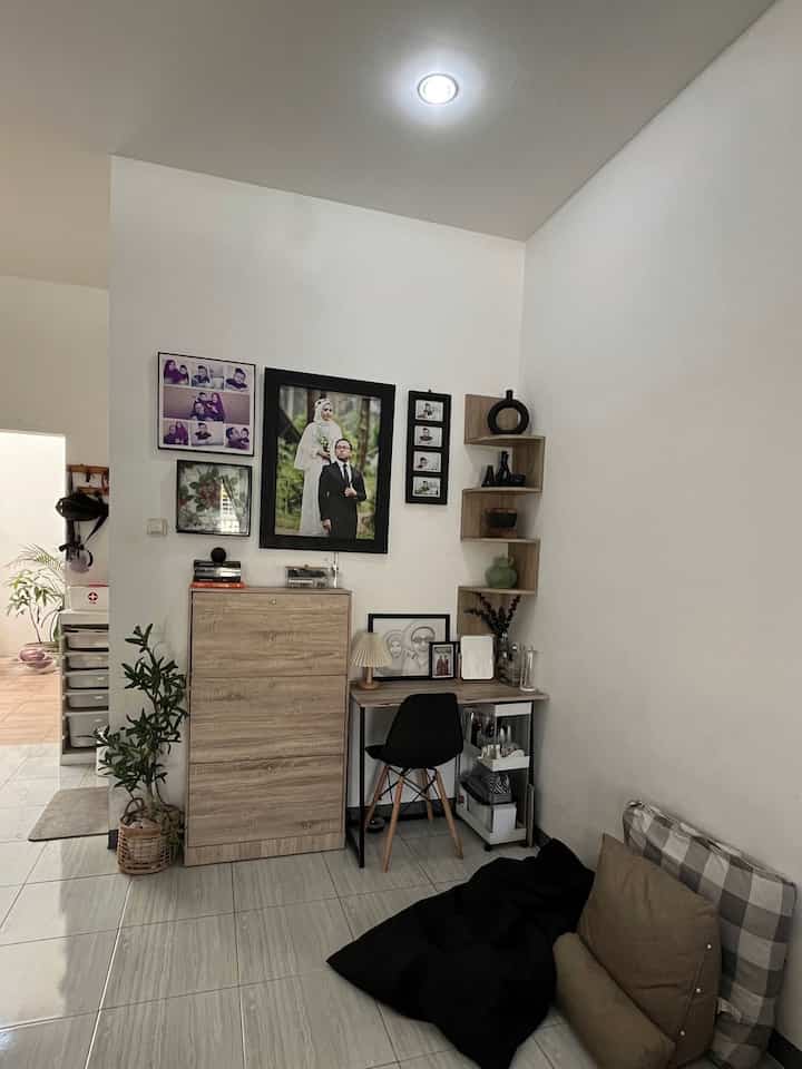 📦 Mini Working Space 📝

Memanfaatkan space terbatas di living room untuk menjadi ruang kerja. Kami memanfaatkan beberapa furniture yang sudah tidak terpakai, seperti meja makan yang kami jadikan meja kerja. Menambahkan kursi dapur dan trolley untuk tempat penyimpanan barang & alat tulis.

Ada area lesehan juga sebagai tempat rehat.

#miniworkingspace #workingspace #areakerja #workingarea #ruangkerja #mejabelajar #ruangkerjaminimalis #workingarea #areakerja #dekorasitruangkerja #dekorasirumahdeveloper