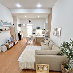 Aku menyukai suasana living room yang warm, netral dan nyaman.. tidak terlalu banyak barang dengan dekorasi yang simpel
Hanya ada 2 furniture di ruang keluarga ini yaitu sofa dan kabinet tv. Aku memilih sofa L nuansa mocca dan untuk mempercantik ruangan aku tambahkan dekorasi seperti bantal, throw blanket, karpet, frame dan ambalan di atas tv
Aku memilih sofa L yang ukurannya cukup besar agar leluasa dan makin nyaman saat quality time bersama keluarga. Kami masih memakai kabinet tv lama yg berusia 5 tahun dan rencana kedepannya ingin upgrade backdrop tv yang lebih estetik
Semua furniture dan item dekorasi di ruangan ini ada yang kami beli di offline maupun online store, ada juga yang aku print sendiri seperti wall decor
#livingroomstyling #livingroomdecor #livingroommakeover
