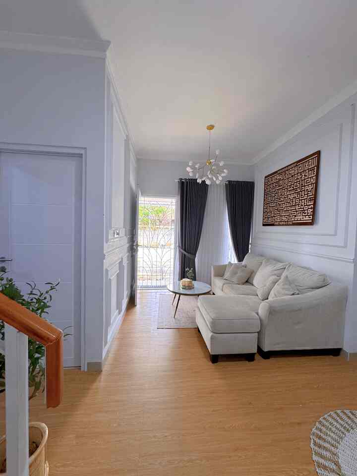 Living room kami isi dengan sofa L dengan warna cream ukuran menyesuaikan ukuran living room pasti nya untuk beberapa itek dekorasi kami beli yg sudah jadi di toko furniture offline dan beberapa di toko online.



#livingroomstyling #livingroomdecor #livingroommakeover #rumahsederhana #minimalismodern 