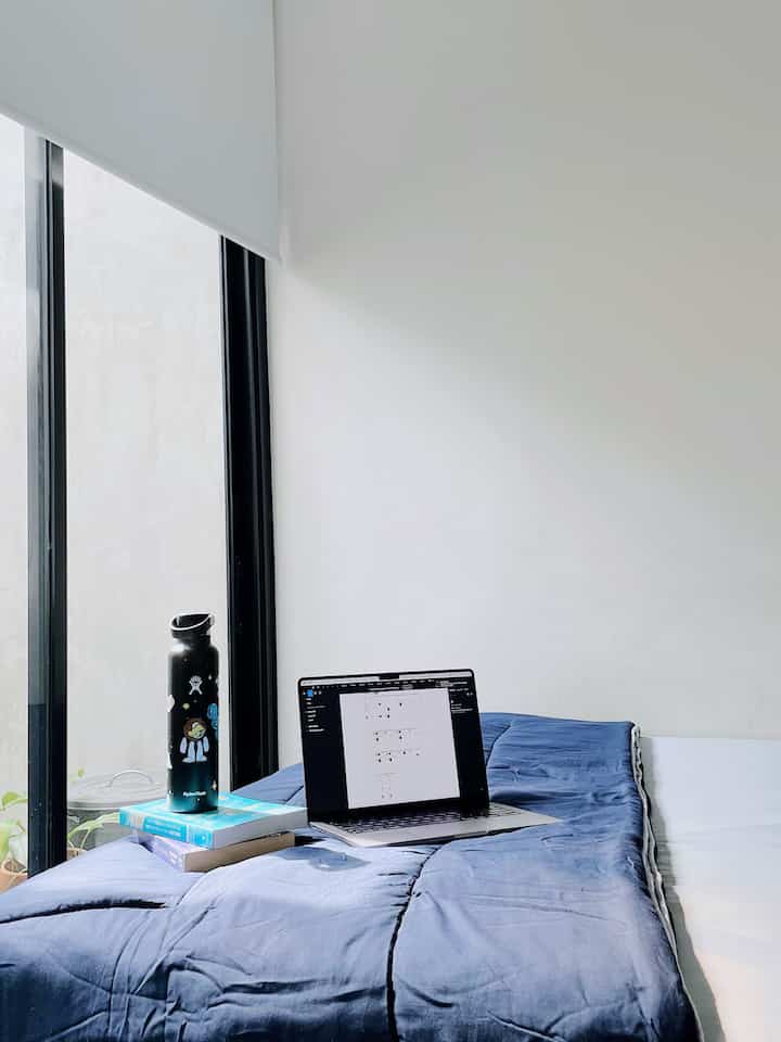 Kamar tidur sering juga beralih fungsi jadi home office saat jadwal wfh dan badan susah diajak kompromi untuk bangun dan mandi 😅. Maka dari itu kamar tidur dibuat senyaman mungkin agar bisa mengakomodir waktu kerja dan waktu tidur. #bedroomstyling #bedroomdecor #homeoffice #livealone #rumahcluster #kabupatenbogor #decor #decorinspo #decorinspiration #decorideas #headboard 