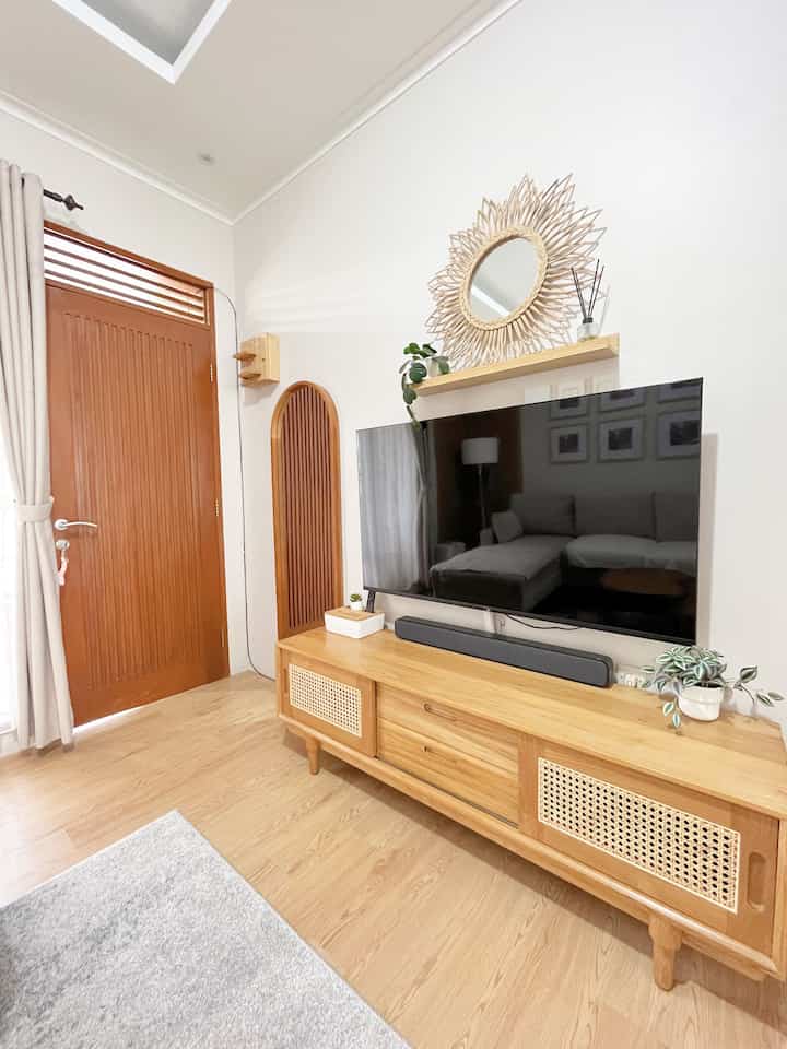 Dalam Living Room, terdapat spot area menonton TV. Walau panjangnya cuman 2.3m tapi tetap bisa dibuat Estetik dan fungsional dari ujung ke ujung..
Mulai dari meja TV, dan disebelahnya ada cermin✨

Dengan Tema yang senada terdapat unsur kayunya.
Jadi terlihat lebih seragam dan cocok untuk tema japandi

Jangan lupa love dan save untuk jadi Inspirasi ruangan tv dirumah уaa
#livingroommakeover #livingroomstyling #livingroomdecor #inspirasimejatv #inspirasirumahjapandi #idemakeoverlivingroom #inspirasidecor