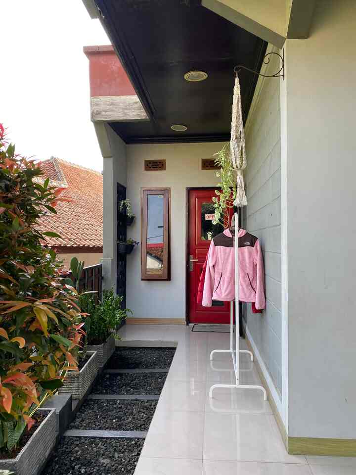 Taman kering yang juga berfungsi sebagai tempat menjemur ini berukuran 2,5x6m dengan sentuhan industrial dan warna-warna cerah pada pintunya, saya sangat suka dengan tampilannya, semoga menginspirasi.
#penataan taman #tamanmakeover #tamandecor