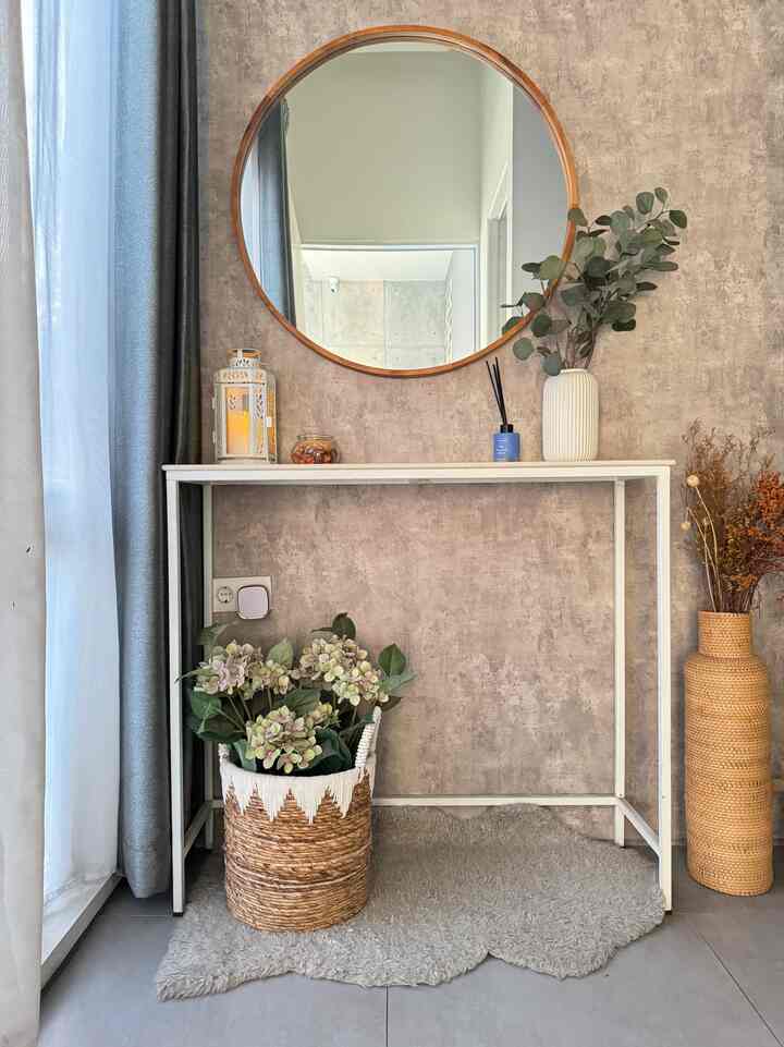 HELLO AND GOODBYE VOYER!

Ketika masuk dari pintu utama Rumah Semak kamu akan menemukan voyer. satu area yang didekor sedemikian rupa untuk menyambut atau menyiapkanmu untuk pergi.

voyer didekor dengan meja konsol custom made dengan memanfaatkan sisa potongan top table dapur, dengan kaki besi hollow difinish dengan cat duco putih. kami sengaja memilih desain minimalis agar ruangan yang kecil ini tidak terlihat berat.

selain itu kami juga memajang cermin bulat dengan pinggiran kayu jati agar kamu bisa melihat penampilanmu sekali lagi sebelum pergi. 

untuk dekorasi lain, kebanyakan kami membeli di Ikea dan di toko kerajinan di daerah Bantul, Yogyakarta. 

uniknya, ternyata area voyer ini juga sangat menarik untuk mirror selfie para tamu ketika berkunjung ke rumah semak. 

#rumahsemak #voyer #voyerdecor #voyerinspiration #voyerstyling