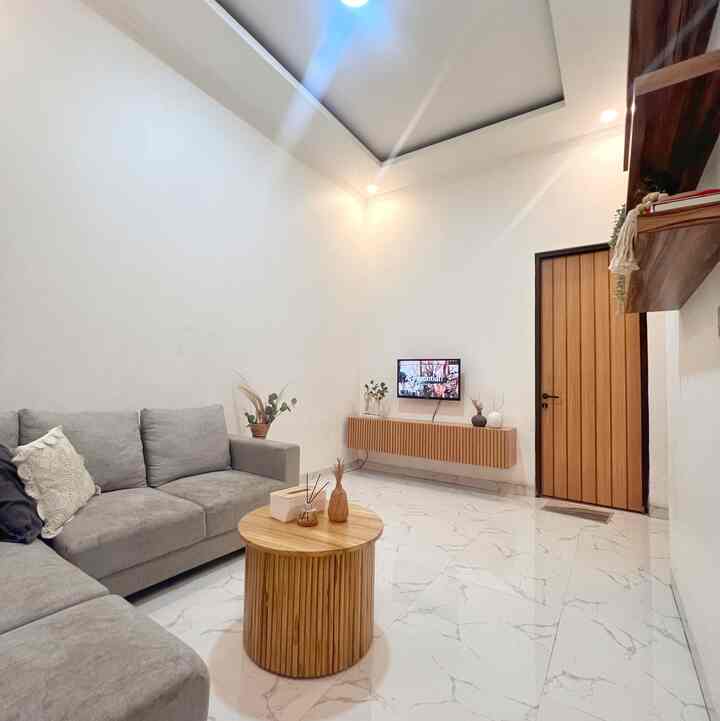 Ambiance pada living room ini lebih ke perpaduan antara warna kayu, abu, putih. Dari mulai pemilihan lantai dan sofa yang lebih ke warna abu sedangkan furniture lainnya lebih menonjol ke tema japandi. 

Pemilihan furniturenya sendiri sangat lekat dengan model list list panel yang memberi kesan Japandi. 

Semoga menginspirasi yah🤍

#livingroomsyling
#livinghomedecor
#livingroommakeover
#ruangtamu
#japandi
#industrial
#sofa
#lemaritv
#rumahmungil
#bekasi