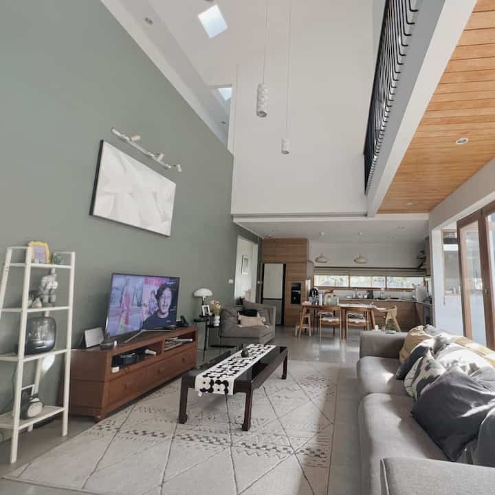 Ambience yang mau diciptain di living room kloofliving ini adalah kesannya yang terbuka, menyatu dengan dining room dan playroom anak, jadi ga ada batasan disini. Semua kegiatan bisa berlangsung bersamaan. Item dekorasi yang diisinya pun kebanyakan oleh-oleh dari negara-negara yg kita kunjungin buat traveling atau beli di ecommerce kesayangan. Pilih item dekorasi tersebut untuk mempercantik ruangan sekaligus menyimpan barang-barang yg sifatnya memorable dan juga koleksi. #livingroomstyling #livingroomdecor #livingroommakeover #japandihome 