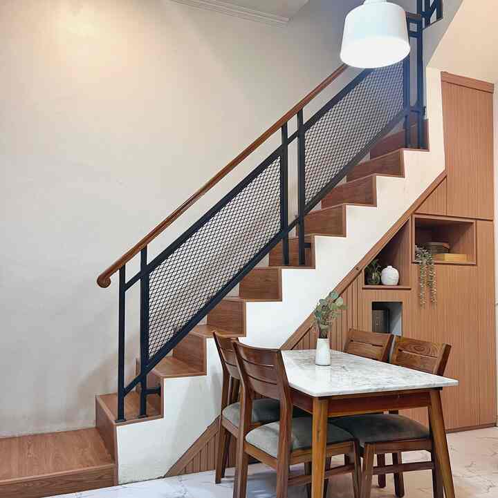 Ruang makan di rumah kami menyatu dengan dapur. Sirkulasi di ruangan tersebut jg cukup baik karena berdekatan dengan taman kecil. 

Pemilihan furniture meja dan kursi makan ini senada dengan ambiance yang ada pada ruangan tersebut. Kami pilih meja makan marmer dengan motif yang senada dengan lantai.

#diningroomstyling
#diningroomdecor
#diningroommakeover
#diningroom
#mejamakan
#ruangmakan
#japandi
#industrial
#rumahcluster
#bekasi
