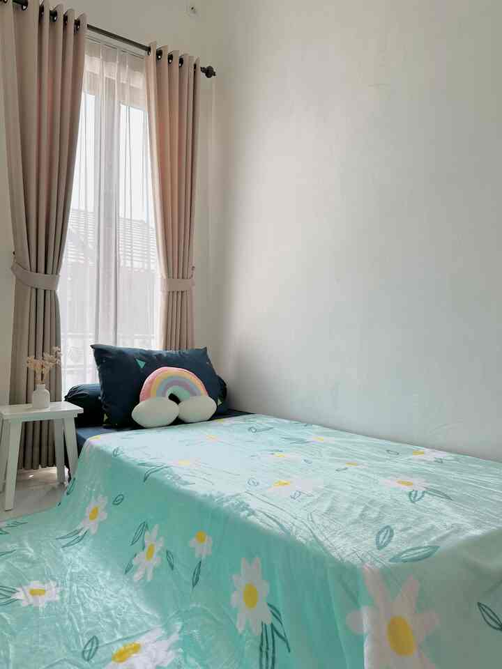 Kamar mungil dengan ukuran lebar kurang dari 2 meter, supaya minimalis aku memilih kasur lesehan dengan ukuran 90cm, dan meja mini untuk meletakkan dekorasi kamar, pemilihan sprei dan selimut juga sangat berpengaruh agar suasana kamar menjadi lebih ceria, lalu tak lupa menambahan bantal rainbow supaya kamar terlihat berwarna ☺️
#bedroom #kamar #kamarmini #kamarmungil #bedroomstyling #bedroomdecor #kamartidur