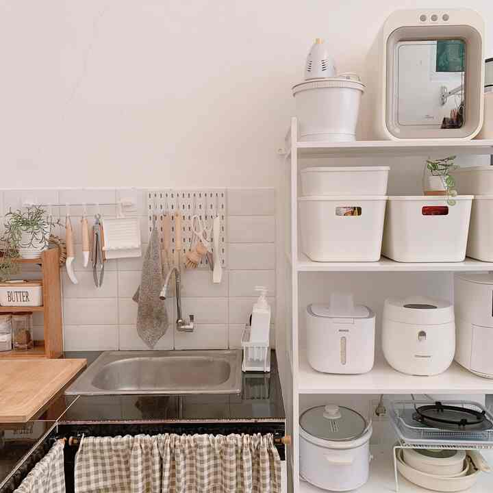 Hai tetangga ohouse! 
Libur akhir tahun ini aku mencoba merubah suasana dapur asrarumah dengan merubah posisi kabinet.
Suasana cukup terlihat beda tapi aku belum yakin nih lebih suka posisi awal atau kaya gini ya 😬✌🏻

#ChrismasHomeDecor
#ChrismasVibe
#ChrismasDecorinspo

#asrarumah #dapurminimalis #dapuroutdoor #tinyhouse #dapurtanpakitchenset #kitchenideas #rumahcluster #verticalhome #50sqm