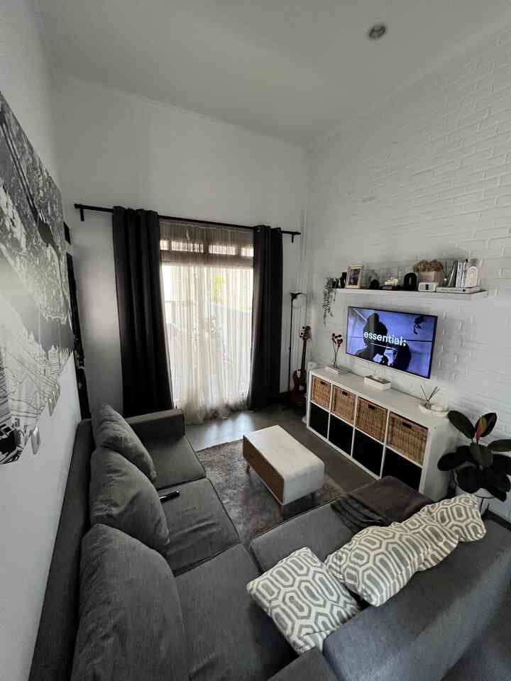 Living room dengan didominasi warna-warna monochrome, agar tercipta suasana yang hangat serta memberikan kesan luas pada tempat yang sebenarnya cukup kecil ukurannya. Hanya berisi 3 item besar pada living room ini yakni sofa sudut, meja dan rak tv. Furniture ini dipilih berdasarkan fungsinya. Karena memang kami menata living room sesuai dengan kebutuhan saja, agar ruangan yang sempit ini tidak terlalu penuh sesak dengan furniture. Untuk furniturenya kami dapatkan dari beberapa marketplace. Sebelum membeli furniture kami memastikan tata letak dan ukurannya terlebih dahulu. 
#livingroomstyling #livingroomdecor #livingroommakeover #minimalist #livingroomsmall #compacthouse #45m2 #Bandung #rumahmungil #monochromehouse