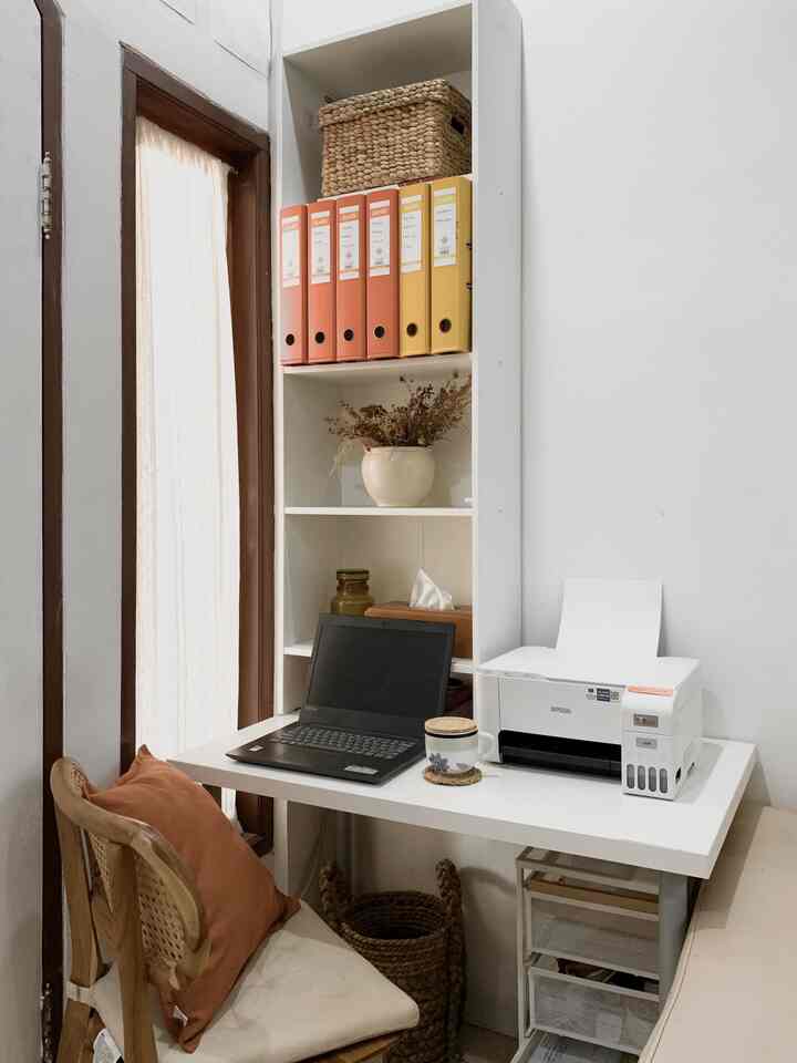 Hai! Welcome to my working area yg nyempil dibelakang pintu utama😅 
-
Awalnya bingung mau ditaro mana meja kerja ini, akhirnya jadilah disini. krn space yg kecil, jadi rak yg seharusnya di lantai aku naikan keatas meja tp tetap di bor agar kuat dan tidak menjadi beban meja. rumah mungil memang mengharuskan kita jadi lebih kreatif memaksimalkan space 🫠
-
Walaupun kecil dan nyempil, tapi di area ini udah sangat lengkap kebutuhan kerjaku, semua terpenuhi dan pastinya nyaman. Pencahayaan dari jendela kecil disamping meja cukup bisa bikin mood naik saat kerja🫶🏻
-
Semoga menginspirasi.
#aestheticroom
#aesthetichomedecor
#homestyling
#officearea
#workingarea