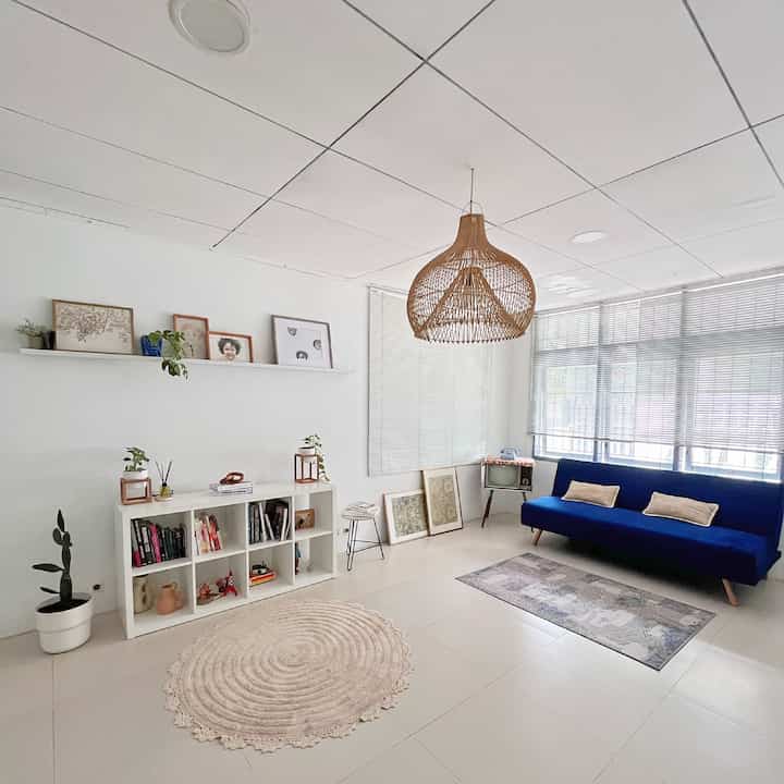 Tentang penataan di Living Room.

Untuk dekorasi di area ini, aku mendekornya dengan sofa 3 seater, 2 karpet kecil, ambalan, lemari rak dan tv vintage. Karena kebetulan living room ini lumayan luas, jadi aku bisa lebih bereksplorasi untuk dekorasinya. Tapi aku dan suami tetep meminimalisir barang di rumah kami. Agar terasa lebih lapang dan minim debu. Coba liat living room kamu dong? 🥰🥰 

#livingroom #designlivingroom #homedecor #livingroomstyling #livingroomdecor #livingroommakeover 