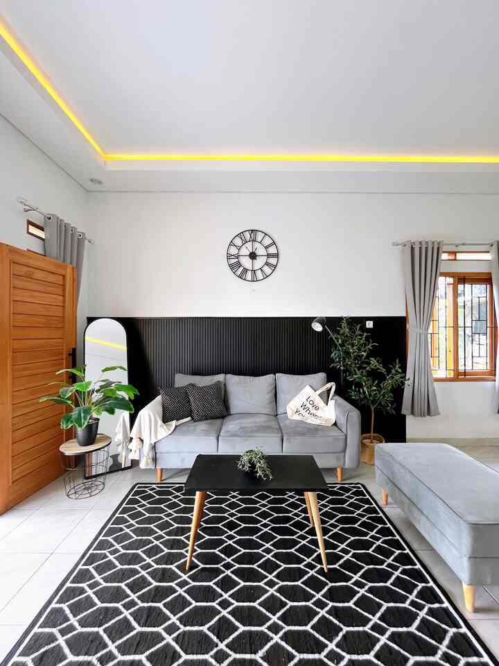 Aku ingin menciptakan suasana yang nyaman dan minimalis d ruangan ini. Tidak ada banyak furniture disini aku menggunakan stand mirror dan tanaman artificial agar lebih natural. Tentu saja aku mendapatkan furnitre dan dekorasi di e-com agar lebih praktis. 

#bumigerrd #livingroomstyling #livingroomhomedecor #livingroommakeover #livingroomminimalist #monochrome #openspace