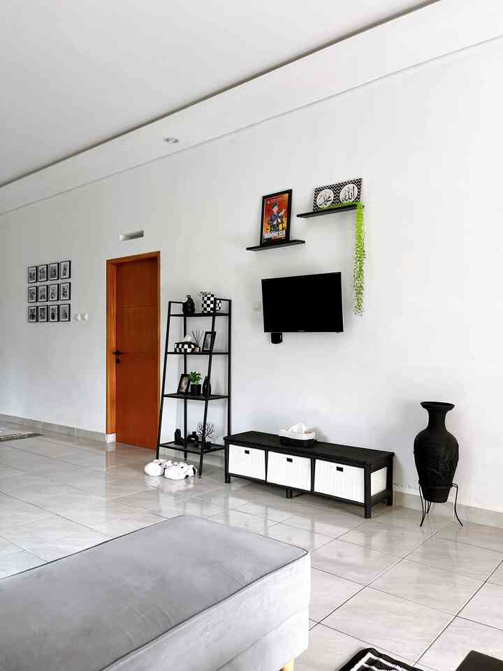 Ruang TV yang sederhana di rumah open space. Ruangan ini memang terlihat kosong karna kami biasa nonton menggelar karpet bahkan kadang gelar kasur hehe. Dengan cat dinding warna putih dan lantai abu muda ruangan ini menjadi lebih terang. 

#bumigerrd #ruangtv #minimalist #monochrome #dekirasiruangtv #opensapce