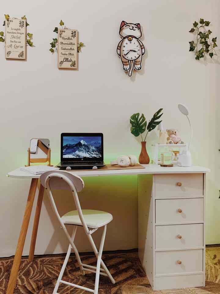 love this vibes 🫶🏼 ruang ngontenku nih 🤎
minimalis & sederhana, memilih meja kerja dengan aksen penopang kayu yang memberikan kesan aesthetic, ditambah perintilan cokelat, putih & hiasan dedaunan hijau sebagai pelengkap kehidupan ceritanya 🤭

#deskroomstyling #deskroomdecor #deskroommakeover 