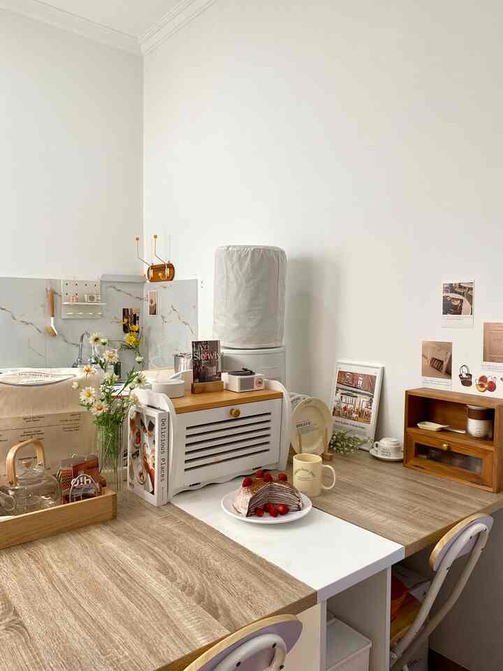 Ruang makan dengan Mille crepes 🍓

Suasana meja makan dengan tema ala home cafe ☕️

#aestheticroom #homecafe #diningroomaesthetic #roomdecor #diningdecoraesthetic