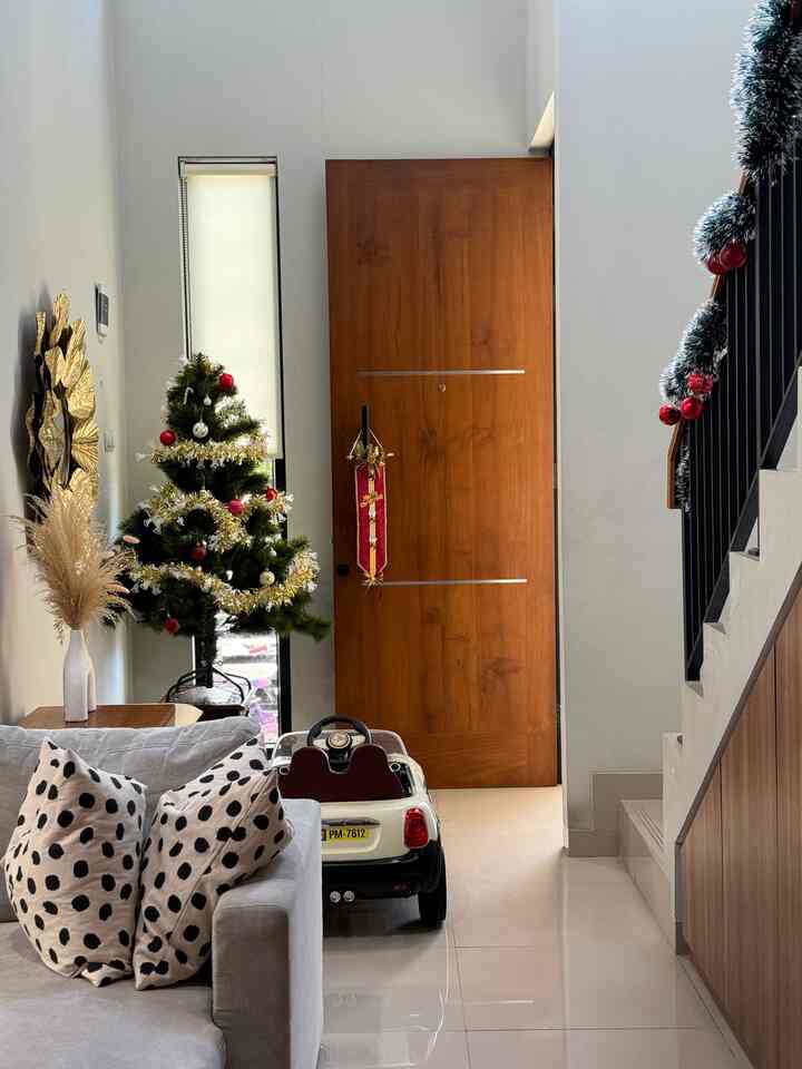 Menyambut Natal ngga lengkap rasanya kalau nggak ada dekorasi bertema natal. Berhubung aku dan keluarga merayakan natal jadilah ku sulap salah satu sudut ruang di rumah 43 menjadi spot yg christmas vibes bgt.
Yay happy holiday semuanya❤️🎄

#ChristmasHomeDecor 
#ChristmasVibe 
#ChristmasDecorInspo 
#japandi 
#minimalist 
#natal 
#christmas 