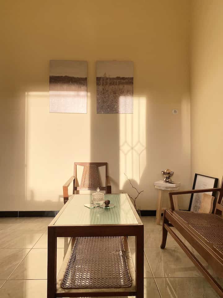 Seneng banget sama livingroom aku di pagi hari. Cahayanya bagus banget, bikin ruangan ini jadi warm. Apalagi dibalut dengan perabot kuno bernuansa kayu dan rotan bikin vibesnya makin syahdu.
Disini aku nambahin walldecor dengan gambar wildflower yang natural biar ngeblend sama nuansa ruangan ini. Tapi di sudut ruangan sengaja aku tambahinsedikit unsur modern yaitu tumpukan majalah dan lampu meja berbahan stainless steel yang aku beli di Ikea biar balance. Dan ternyata serasi banget loh lampu itu di livingroom aku 🥰

#livingroomstyling
#livingroomdecor
#livingroommakeover
#ruangtamu
#inspirasihomedecor
#lifewithkids