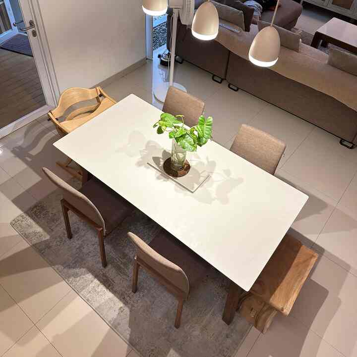 Dining Area yang simple, minimalist, japandi
untuk dining area saya tidak menggunakan banyak dekorasi untuk mempertahankan vibes minimalist. 

Dining Area menyatu dengan Living room dan Dry kitchen. total keseluruhan ruangan ini berukuran 40m2 berkonsep open floor plan 
#japandi #minimalist #diningarea #decoration #homeinspo #homedecor #naturalhome #naturaldecoration