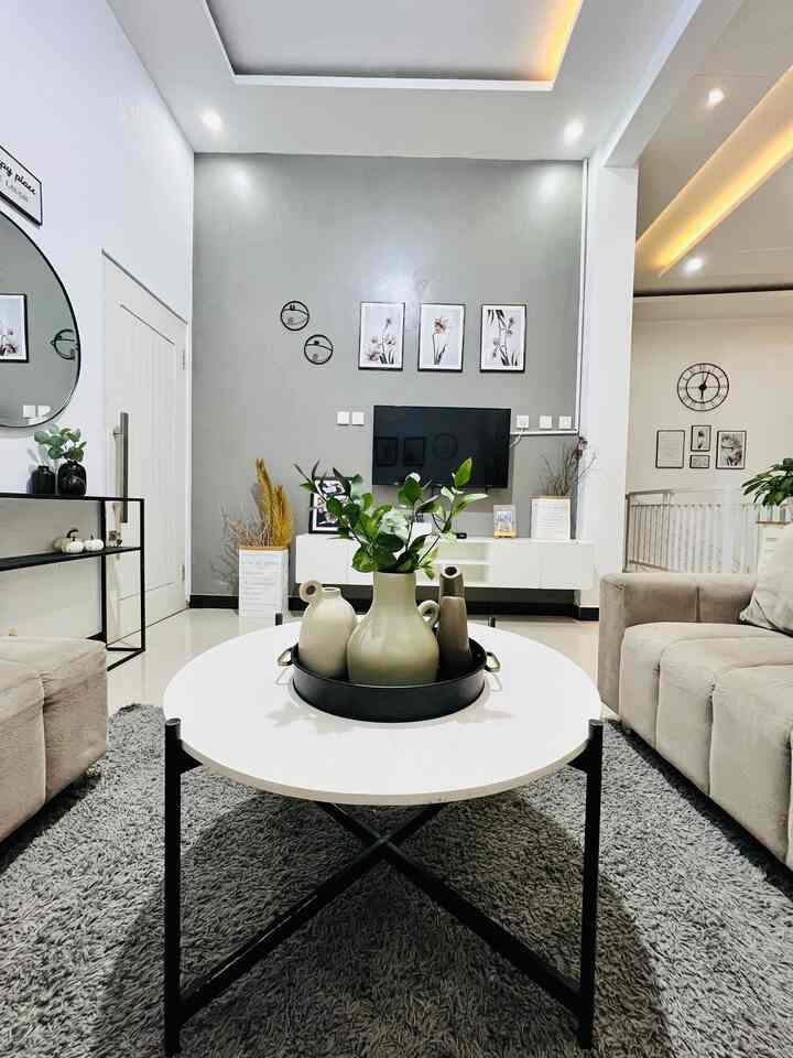 Livingroom sederhana dengan luas terbatas, Sengaja memilih warna putih supaya terkesan bersih.
Kami memilih sofa leter U supaya tidak makan tempat dan muat untuk duduk semua anggota keluarga.
#Livingroomstylimg
#livingroomdecor
#livingroommakeover
#rumahsederhana
#scandinavian