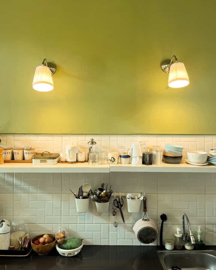 Sudut-sudut koleksi di smolhus nih.

Sudut pertama di dapur alias koleksi gelas-gelasan (fun fact, di smolhus cm ada 1 model gelas yang sama yaitu 2 mug putih, sisanya semua model gelas beda-beda gaada kembarannya 🤣)

Sudut kedua koleksi vinyl dan buku-buku desain

Sudut ketiga yaitu koleksi bukunya smolhus 🍃

Kalau di rumahmu, ada koleksi apa nih?
Share yuuuk di kolom komentar!

#homedecor #homeinterior #homey #midcenturymodern #eclectic #inspirasirumah